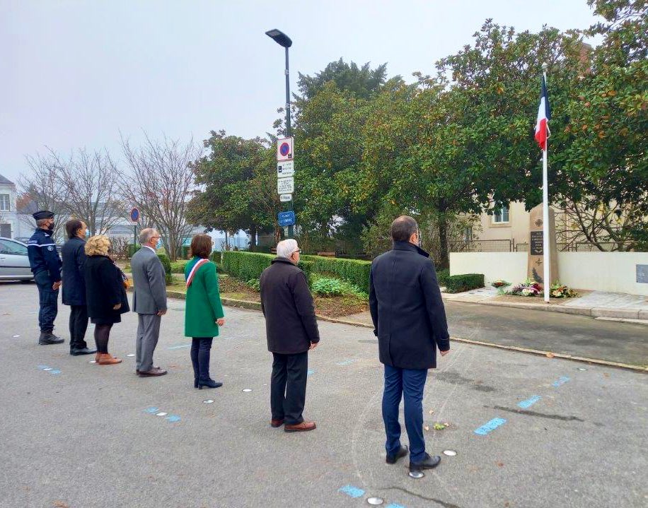 RNicolleau's tweet photo. Cérémonie en mémoire des soldats de la grande guerre morts pour la France. Hommage rendu aux soldats tombés récemment en opérations extérieures, morts pour la France 🇫🇷 #devoirdememoire #11Novembre #Carquefou https://t.co/8wECEXb8GI