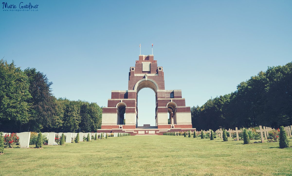 Our trips to the battlefields of France and Belgium have been ones that stuck with us and since the first time, we find ourselves making time to visit familiar sites if we happen to be passing or nearby. (thread will continue...) #ThePhotoHour  #LestWeForget    #RemembranceDay  
