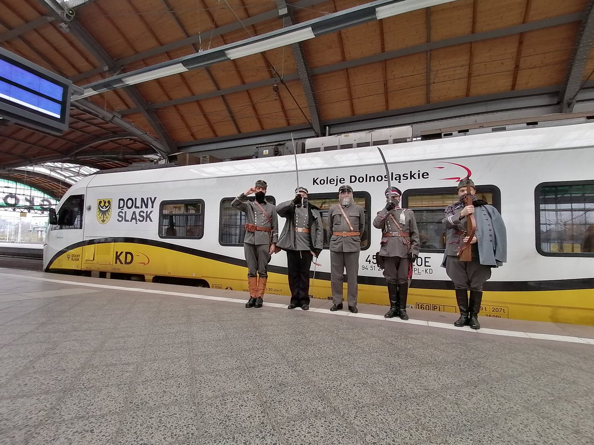 WZdanowski's tweet photo. Dzisiaj o godzinie 11:12 wyruszył "Pociąg do Niepodległości"🇵🇱 w relacji Wrocław Główny - Głogów.🚂🚃

Dzięki grupie rekonstrukcyjnej, która przybliżyła historię, nasi pasażerowie mogli odbyć podróż również w czasie. 😊 https://t.co/wK5OMnLgpF