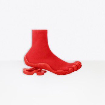 bfm_tg's tweet photo. 🔴 Le directeur artistique de #Balenciaga aurait probablement la Covid-19 après une perte de goût constatée lors que la présentation de ces nouvelles chaussures. https://t.co/AuYowjLNpL