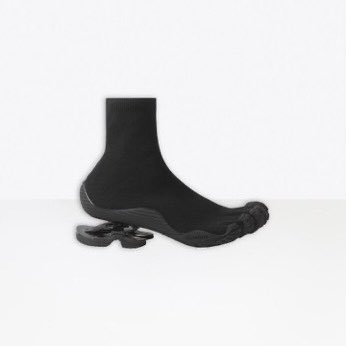bfm_tg's tweet photo. 🔴 Le directeur artistique de #Balenciaga aurait probablement la Covid-19 après une perte de goût constatée lors que la présentation de ces nouvelles chaussures. https://t.co/AuYowjLNpL