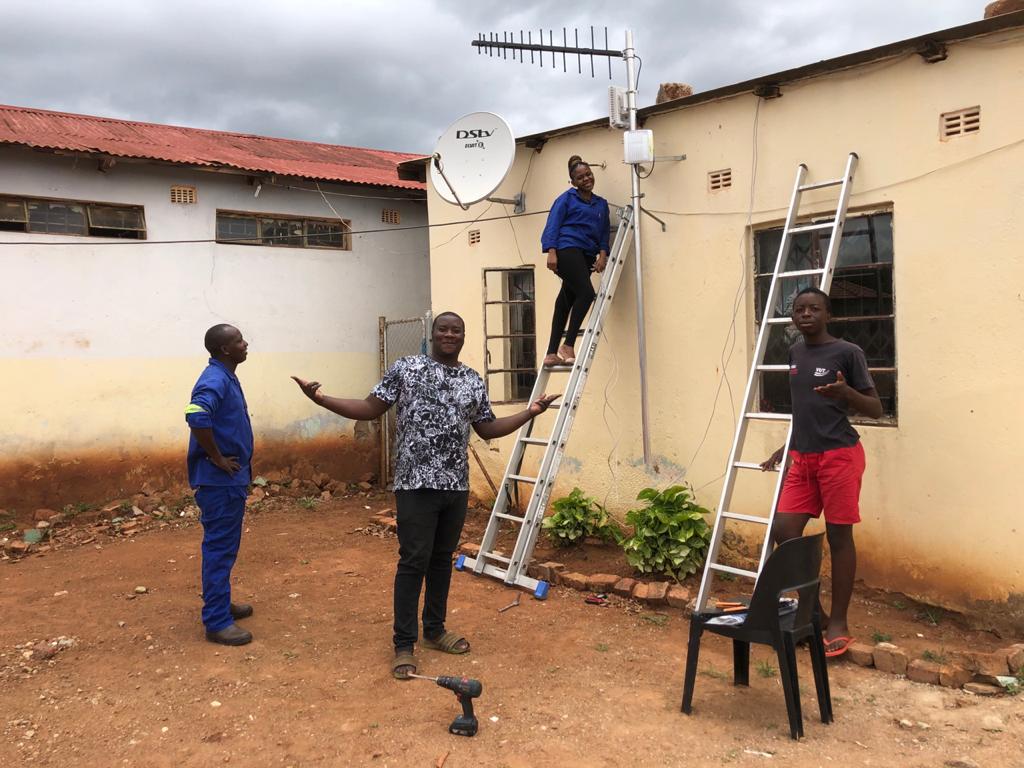 ProjectIsizwe's tweet photo. Our team hard at work setting up one of our #R5WiFi Zones in Lebalelo! #Isizwe https://t.co/9J971WPBle