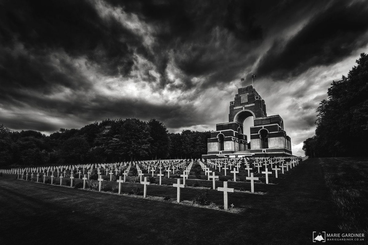 Our trips to the battlefields of France and Belgium have been ones that stuck with us and since the first time, we find ourselves making time to visit familiar sites if we happen to be passing or nearby. (thread will continue...) #ThePhotoHour  #LestWeForget    #RemembranceDay  