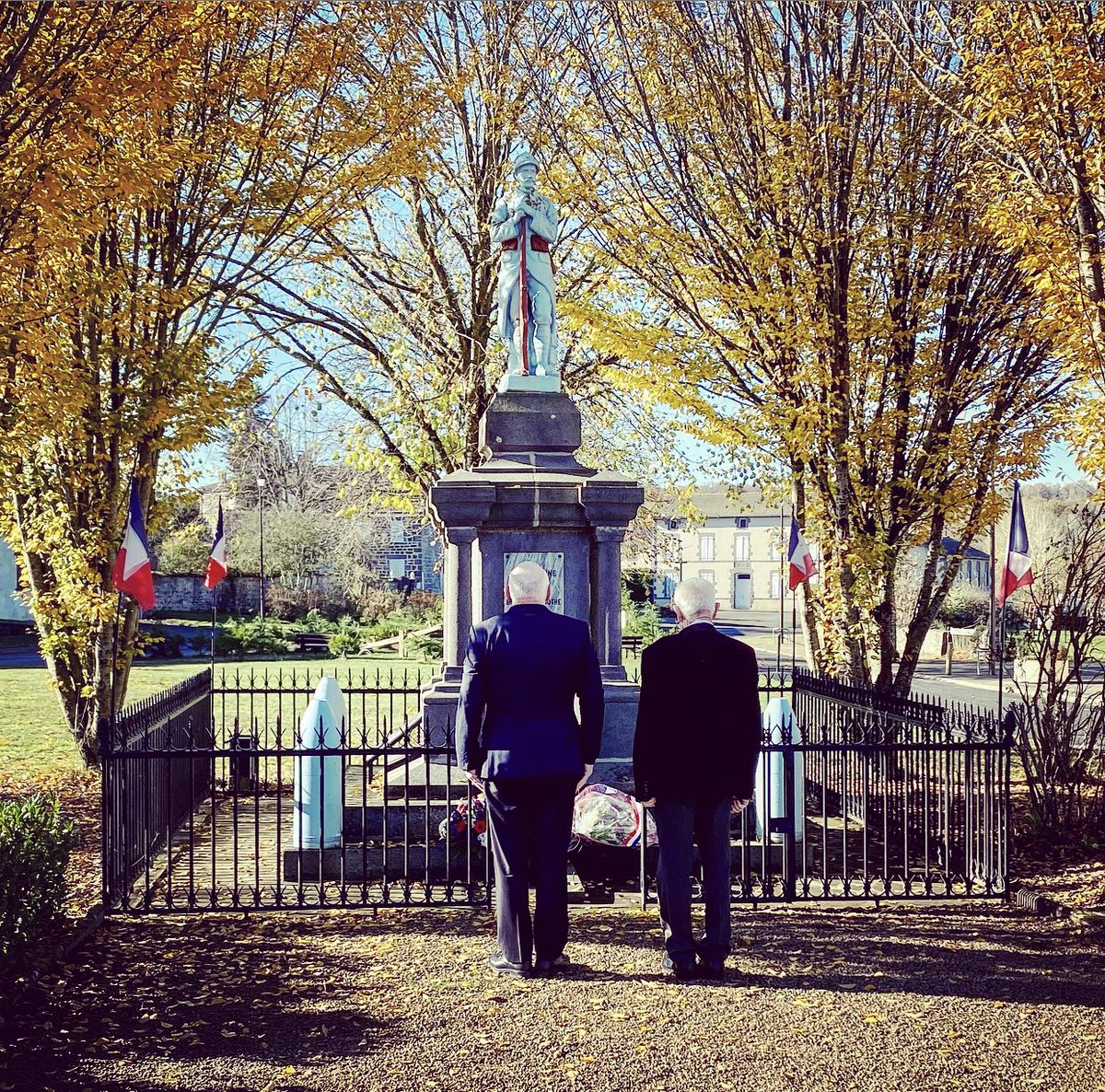 anthonyleroy63's tweet photo. 🇫🇷 Cérémonie du #11Novembre si particulière

Une pensée pour ceux qui n’ont pas pu venir cette année : anciens #combattants et habitants

Ayons aussi une pensée pour nos morts pour la #France et pour ceux qui se battent actuellement pour défendre nos #valeurs !

#DevoirDeMemoire https://t.co/zCtJjGaA3A