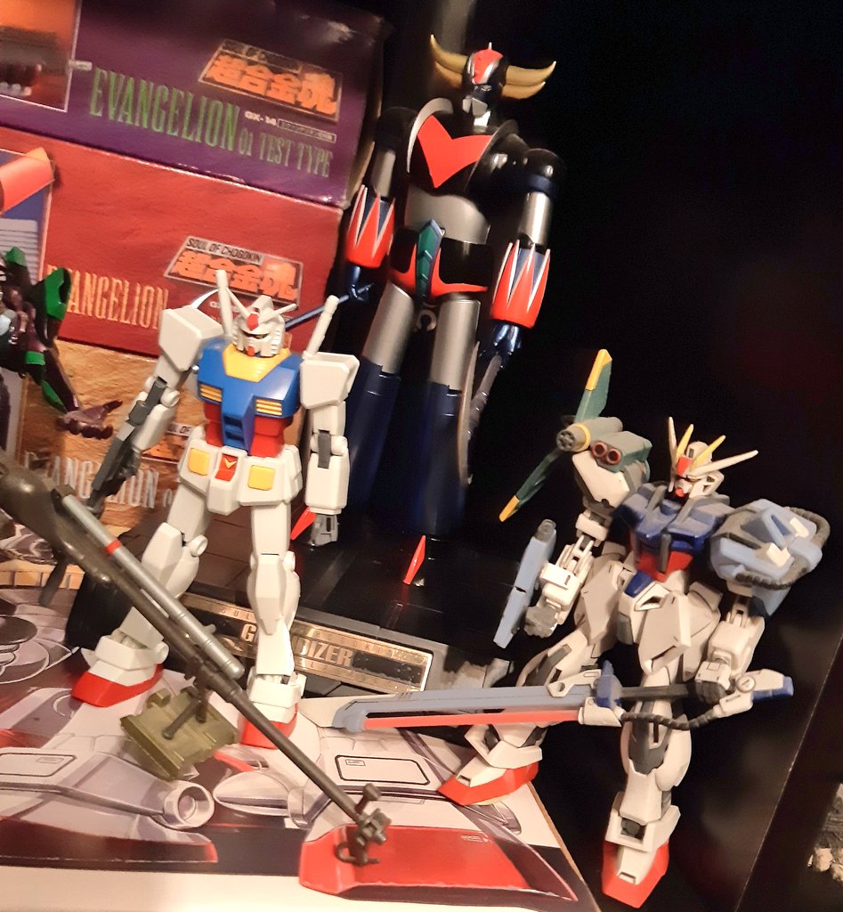 GamesCoffee1's tweet photo. Bon le confinement a au moins un mérite; j'ai pu mon monter mon #Gundam RX78 qui rejoint donc ses petits camarade, #grendizer,et les #eva, et bien sûr son compère le GATx105 #perfectStrike. Le #gunpla ma nouvelle thérapie 😋 https://t.co/blxtH5tkqI