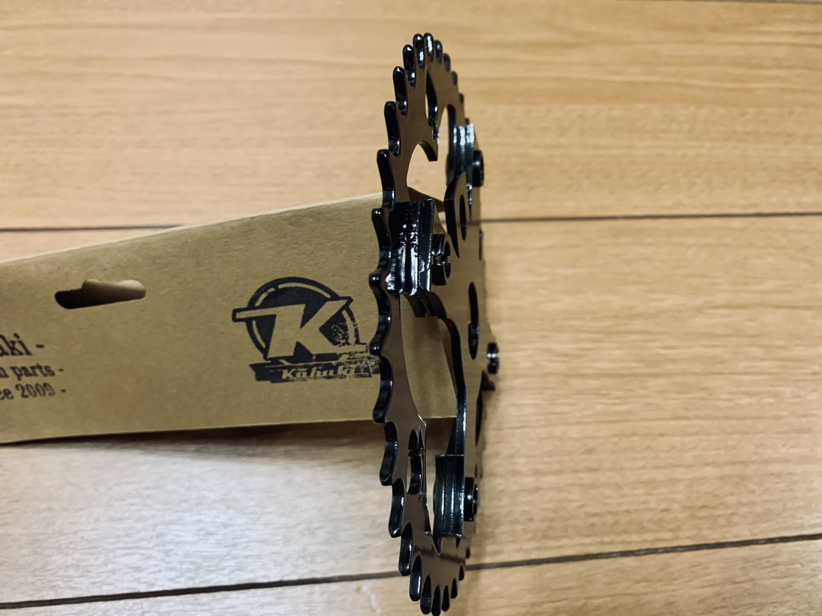 romesama_'s tweet photo. " Kahaki Bikes Offset Chainring "
（ポーランド🇵🇱のカスタムクルーザーメーカー）
トラブルもありましたが発注から1年5ヵ月
やっと届きました😍
その辺の自転車屋さんとかではクルーザーパーツが簡単に手に入らないのが…🙈

#CustomBicycle
#CustomCruiser
#StretchCruiser
#ビーチクルーザー https://t.co/1WW7JwYZs0