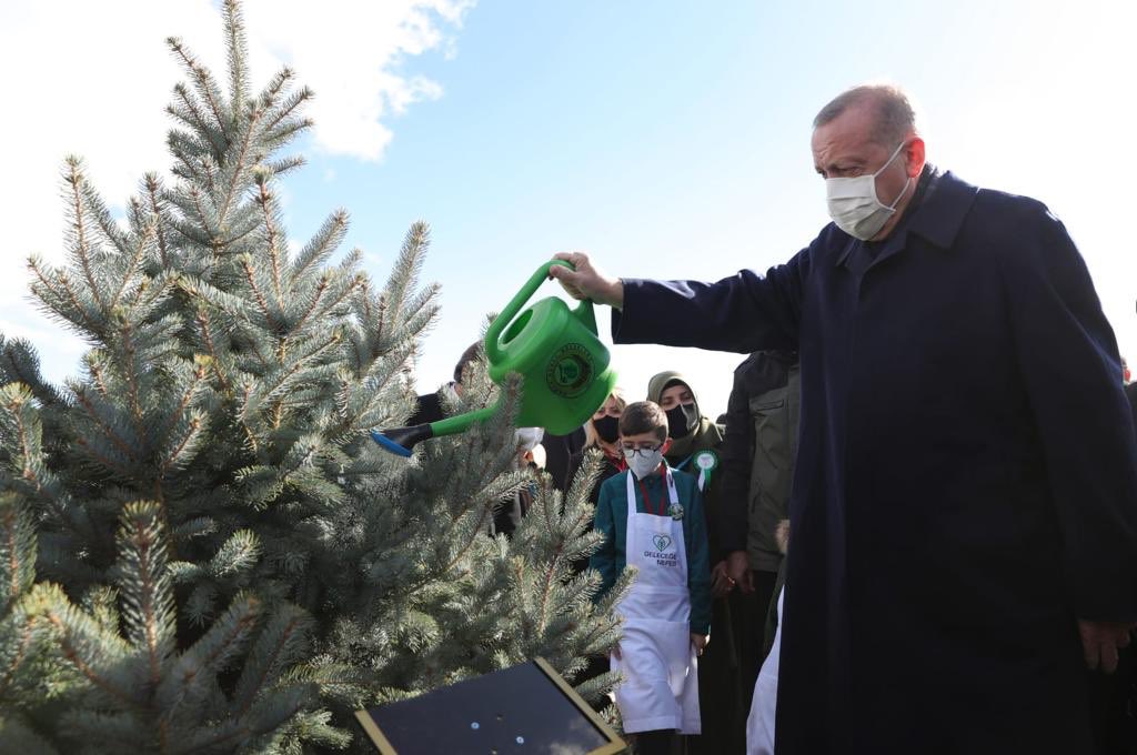 fuatoktay's tweet photo. Cumhurbaşkanımız Sayın @RTErdogan ile 11 Kasım Millî Ağaçlandırma Günü Geleceğe Nefes, Dünyaya Nefes Programı’nda fidanlarımızı toprakla buluşturduk. 

#GeleceğeNefes olmak için, daha yeşil bir Türkiye’ye destek veren herkese teşekkür ediyorum. https://t.co/mhDusFWRqR
