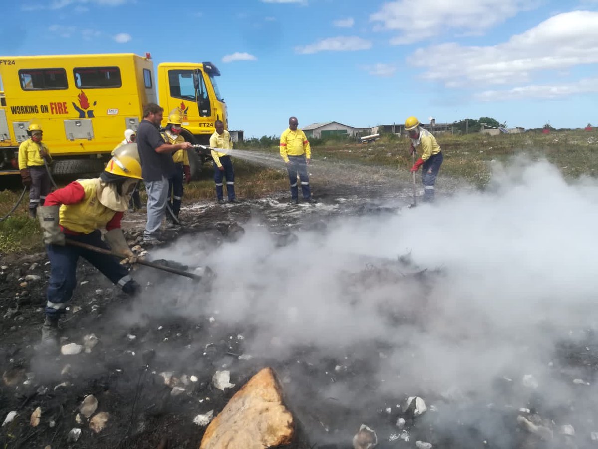 wo_fire's tweet photo. The Riversdale team in the Southern Cape has been preparing for the upcoming #SummerFireSeason doing fuel load reduction.
The aim of a control burn is to prevent a destructive wildfire and destroy aliens invasive plants.
#FireReadiness
#WOF_WC
#WorkingonFire https://t.co/t5fsN9BKpu