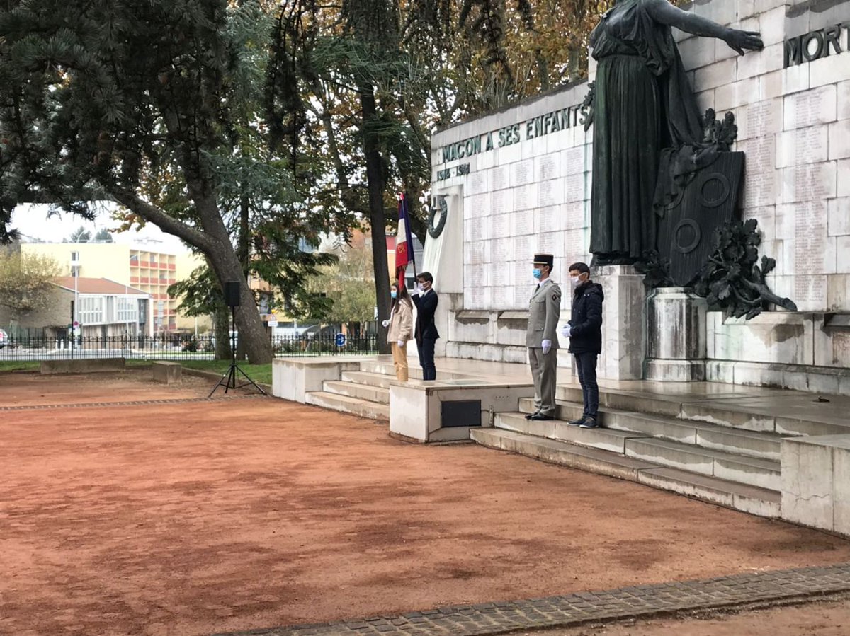 🇫🇷 Cérémonie du 11 novembre ce matin à Mâcon pour rendre hommage à nos morts. 
 
Le devoir de mémoire est un devoir citoyen.  
 
N'oublions jamais.