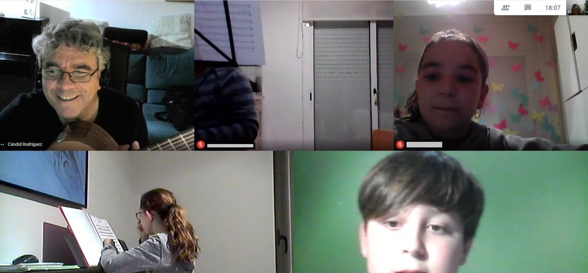 A l'Escola Municipal de Música de Banyoles (EMMB) seguim aprenent i passant-nos-ho bé tot explotant les potencialitats de les noves tecnologies, que ens ajuden a fer unes classes virtuals divertides i enriquidores gràcies als nostres professors i alumnes! 🙌🏽🥳🎶