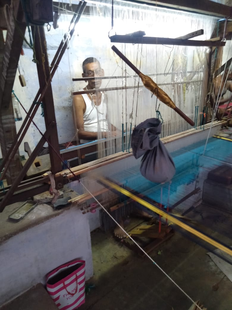 IIHTGuwahati's tweet photo. #Local4Diwali
Yesterday visited Industrial Handloom Weavers Cooperative Society, at Coimbatore, along with team of officials from Co-optex, interacted with Weavers therein and purchased 4 sarees woven by them (male &amp; female weavers) and gifted to dear &amp; near ones https://t.co/2vQmBTbXet