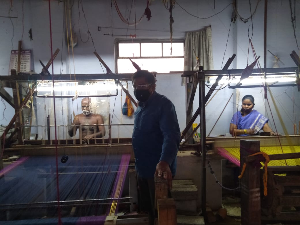 IIHTGuwahati's tweet photo. #Local4Diwali
Yesterday visited Industrial Handloom Weavers Cooperative Society, at Coimbatore, along with team of officials from Co-optex, interacted with Weavers therein and purchased 4 sarees woven by them (male &amp; female weavers) and gifted to dear &amp; near ones https://t.co/2vQmBTbXet
