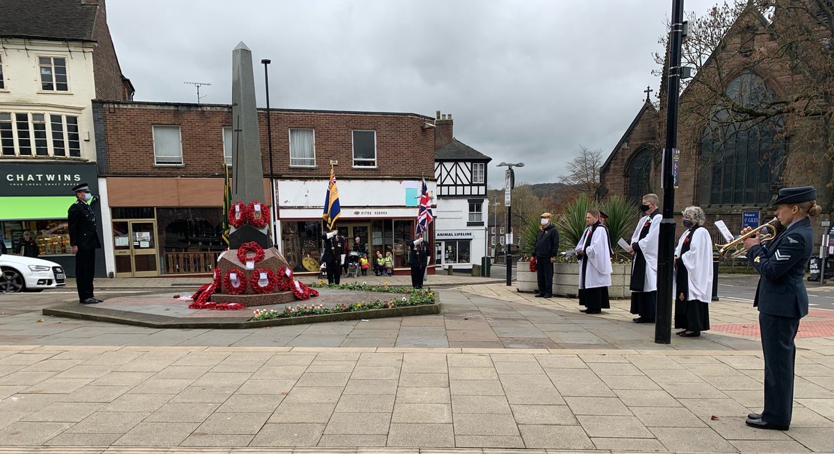 KeeleUniPolice's tweet photo. Chief Inspector Duffy attended Newcastle Town Cenotaph to lay a wreath on behalf of Staffordshire Police and joined the nation in observing a 2 minute silence. 
“On the eleventh hour, on the eleventh day of the eleventh month -we will remember them”
#LestWeForget
#RemembranceDay https://t.co/z46RVkyoMp