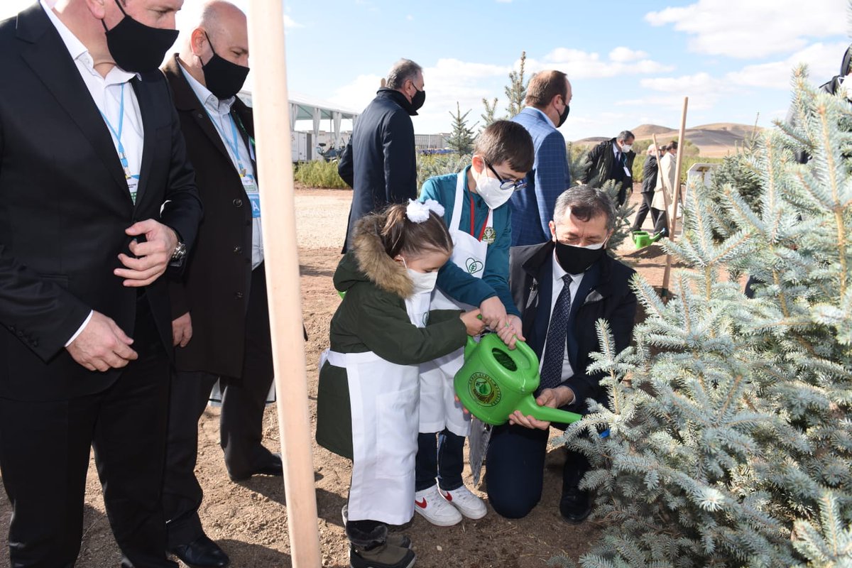 Tohumlar bizden, onları şefkatle fidana dönüştürmek çocuklarımızdan.

12 milyon ilk ve ortaokul öğrencimize <a href="/TCTarim/">T.C. Tarım ve Orman Bakanlığı</a> Bakanlığıyla birlikte tohum seti hediye edeceğiz. 

İlk paketler, Cumhurbaşkanımız Sayın <a href="/RTErdogan/">Recep Tayyip Erdoğan</a> tarafından Hatice ve Kerim’e teslim edildi bile. 🌱