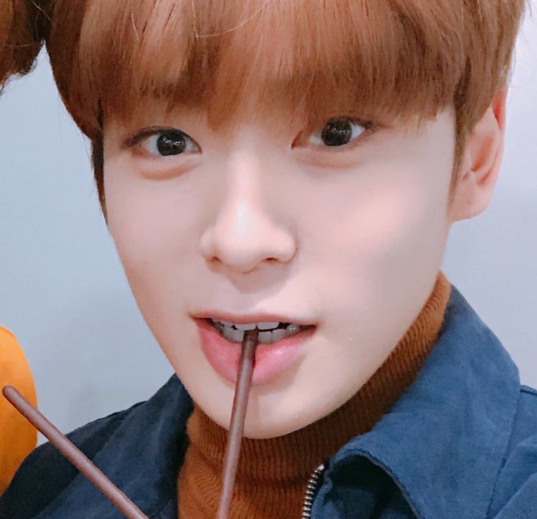빼빼로 눌린 입술봐...