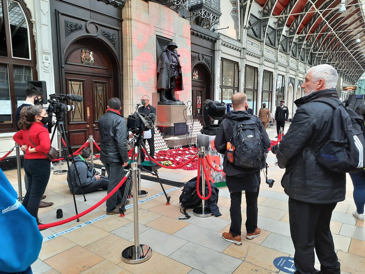 Remembrance Service, plat 1 Paddington Station #RemembranceDay2020 #PoppiesToPaddington