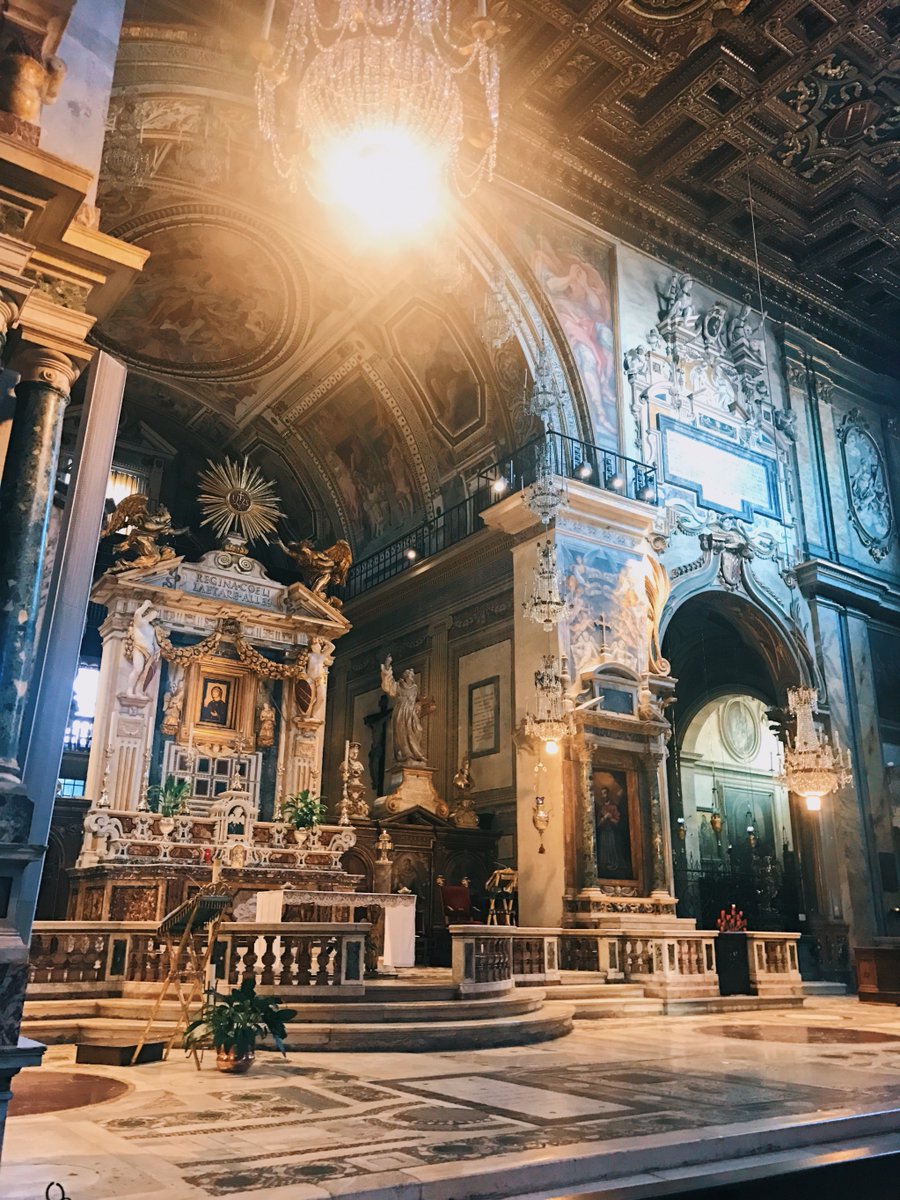 MilestoneRome's tweet photo. The imposing interior spaces of the basilica di Santa Maria in Aracoeli, where the gatherings of Roman people had place in the Middle Ages before the building of the Palazzo Senatorio on the Capitoline Hill. #Rome #meetRome #RomeisUs https://t.co/ejHhrHXR5T