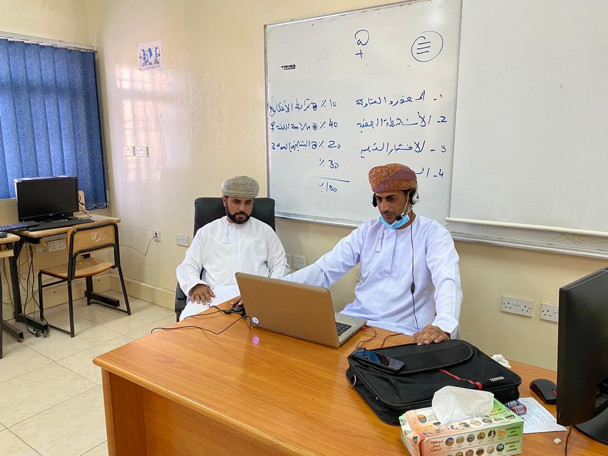 اجتماع المعلم الأول لمادة اللغة العربية الأستاذ خالد المزيني مع معلميه للإطلاع على سير عملية التعليم عن بعد في المادة.