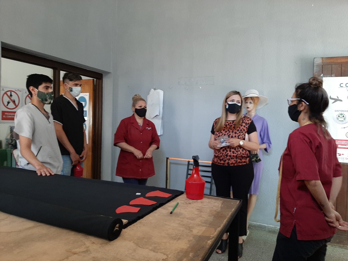 TeresitaMadera's tweet photo. Confeccionar Esperanza es una Coop. de trabajo conformada por jóvenes con ganas de salir adelante, que han asumido el desafío de hacer de ella su fuente de trabajo y el sostén de su familia.
Apoyar la creación de trabajo genuino, es el camino para la reactivación post pandemia. https://t.co/A1wjIlK0IB