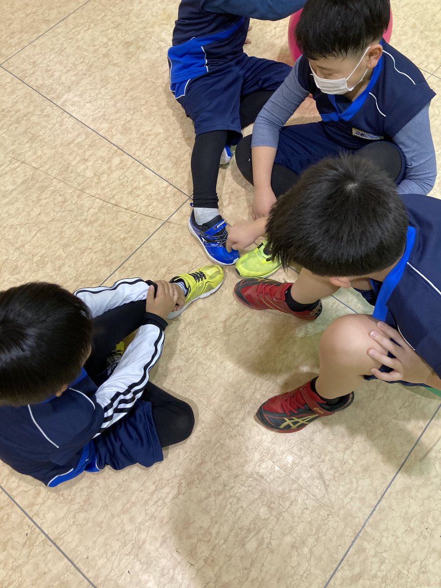 ninja9spf244's tweet photo. 【Re:修行 其ノ十五】
＜オニ決め中＞
でも結局 先生がオニにされてしまいマスク着用のまま10分走らせれました......
〜無料体験随時受付中〜
【お問い合わせ先】
＜メール＞ninja9spf244@gmail.com 
＜電話＞ 090-8610-3015 佐々木まで

 #忍者 #修行 #弘前市 #習い事 
#無料体験 https://t.co/dUWLHVLCsa