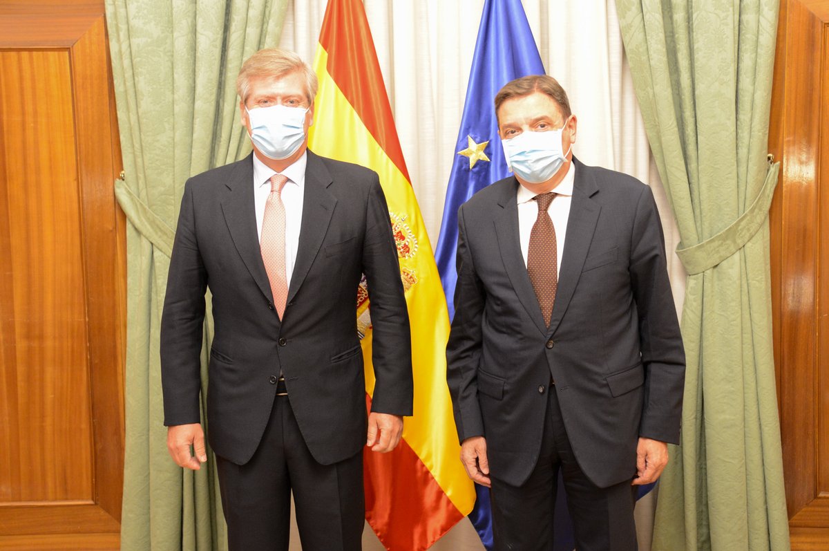 El Excmo. Sr Ministro <a href="/LuisPlanas/">Luis Planas Puchades</a> recibió ayer a nuestro Pdte. Manuel Melgarejo en @mapagob

👉Ambos abordaron temas prioritarios para el futuro del sector 🇪🇸 y la necesidad de trabajar en conjunto fomentando tecnologías que aseguren una agricultura sostenible y productiva 👩‍🔬🌻