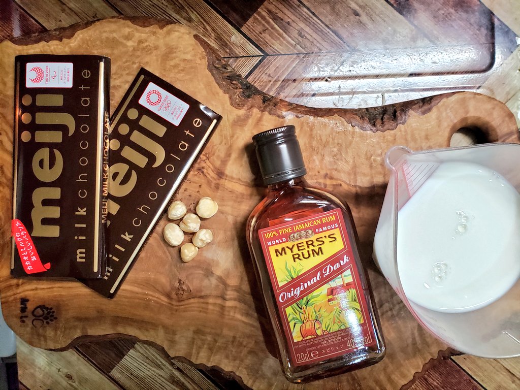 nanameotoko's tweet photo. フクラムさんに教えて頂いてソッコー明治ミルクチョコレートゲトして来たマン!
ホットチョコレート作るお
使うのは1枚→50g
牛乳200ml
ダークラム数滴
ヘーゼルナッツ適当
写ってないけどココアパウダーとメープルシロップちょっと
#料理男子 #Twitter家庭料理部
#うちカフェ #ホットチョコレート https://t.co/70Ahtt9a3r