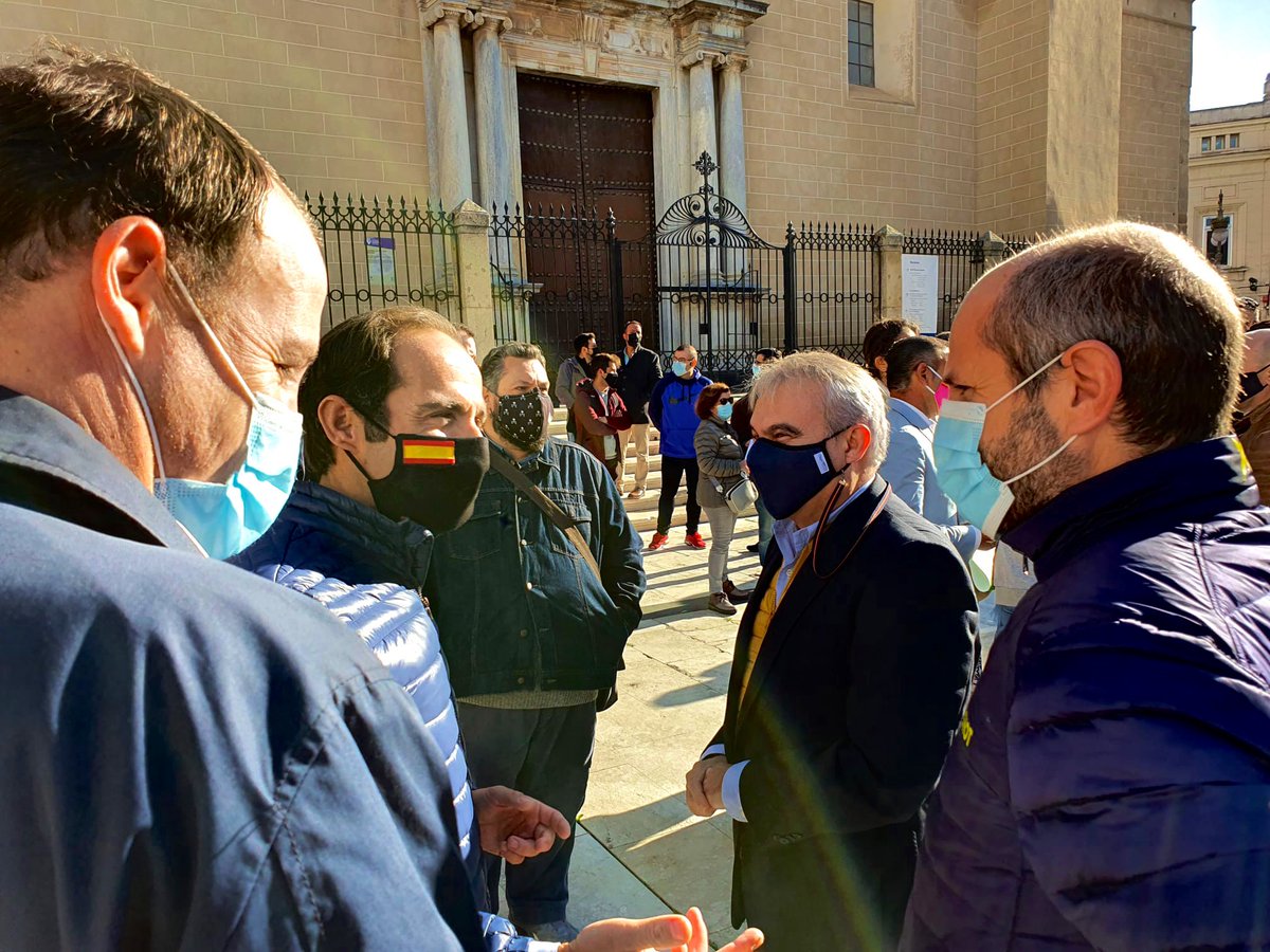 JuanParejoFdez's tweet photo. Hoy desde @ppextremadura apoyando la concentración en defensa del sector Hostelero @CETEXsocial #Acocyrex en #Badajoz #Extremadura #SalvemosLaHostelería La situación es crítica y precisan de un Plan de Rescate URGENTE que evite el cierre de más establecimientos 👈 #SOSHosteleria https://t.co/DYon49tEqQ