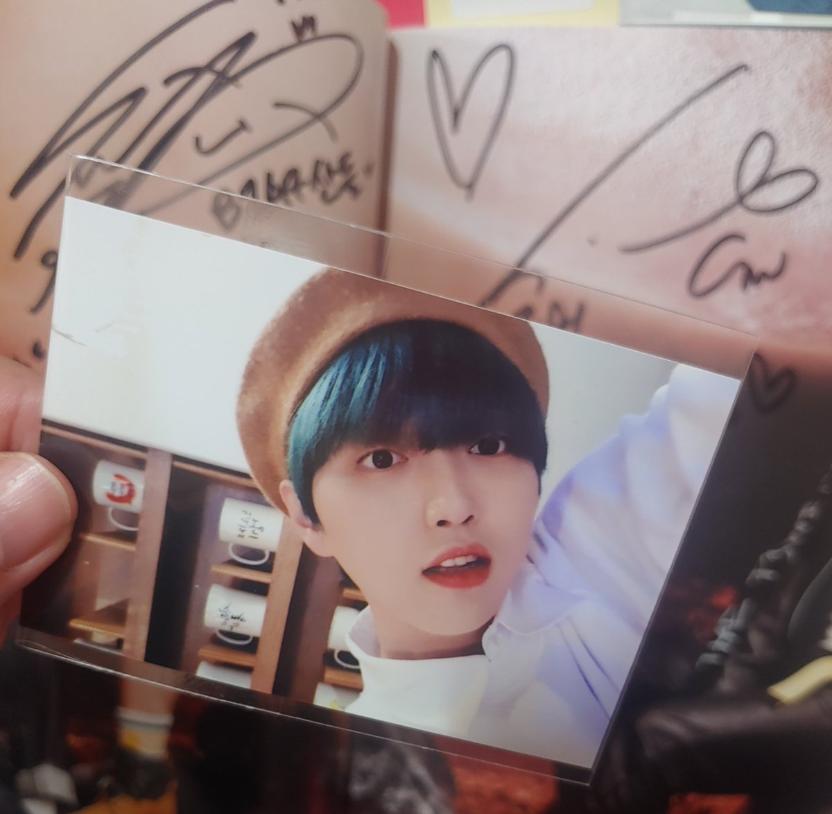 Leporem_0423's tweet photo. 팬싸 싸인앨범 왔는데 이 사진이 들어있는데,,, 미공개 인화사진인가...? 다 오는 건가🤔🤔 https://t.co/RFjl7odlv6