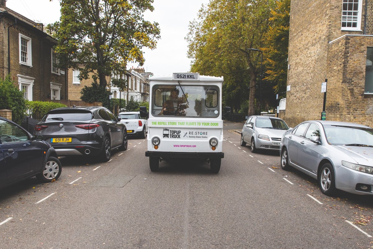 fearghalcorbett's tweet photo. It’s estimated a truckload of plastic enters our ocean every single minute + food packaging is a major contributor. But this truck is a good truck – it’s @topuptruck, the refill store on wheels, bringing packaging-free groceries to residents in Hackney, London. #plasticpollution https://t.co/7kuUyaZkDV