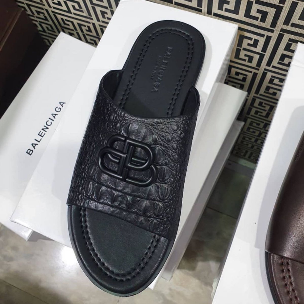 YafatahConcept's tweet image. Balenciaga 🥂✅
    Good afternoon families💕🙏
      Free order 📦✈️
         30k each 
⁦@maryam_Jidayi⁩ 
⁦@Raahmatuallah⁩ 
⁦@nafsicool⁩ 
⁦@dadeen__⁩ 
⁦@Sadeeqkurfi⁩ 
⁦@Yafatah__CEO⁩ 
 Nation wide delivery 📦✈️🚚