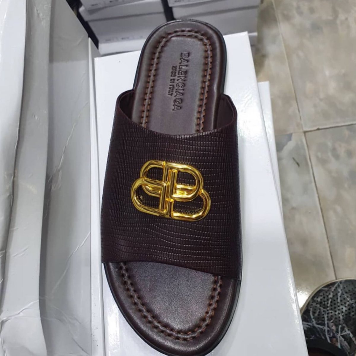 YafatahConcept's tweet image. Balenciaga 🥂✅
    Good afternoon families💕🙏
      Free order 📦✈️
         30k each 
⁦@maryam_Jidayi⁩ 
⁦@Raahmatuallah⁩ 
⁦@nafsicool⁩ 
⁦@dadeen__⁩ 
⁦@Sadeeqkurfi⁩ 
⁦@Yafatah__CEO⁩ 
 Nation wide delivery 📦✈️🚚