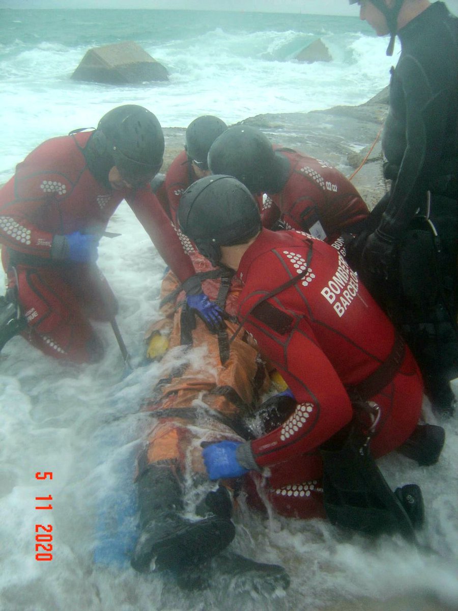 BCN_Bombers's tweet photo. 🌊 Els companys del Grup de Salvament Aquàtic dels #BombersBCN han realitzat un curs de socorrisme aquàtic impartit pels @mossos, un curs d'actualització que fem periòdicament per estar preparats per fer tasques de rescat a l'aigua. https://t.co/WLHDHpkbNJ
