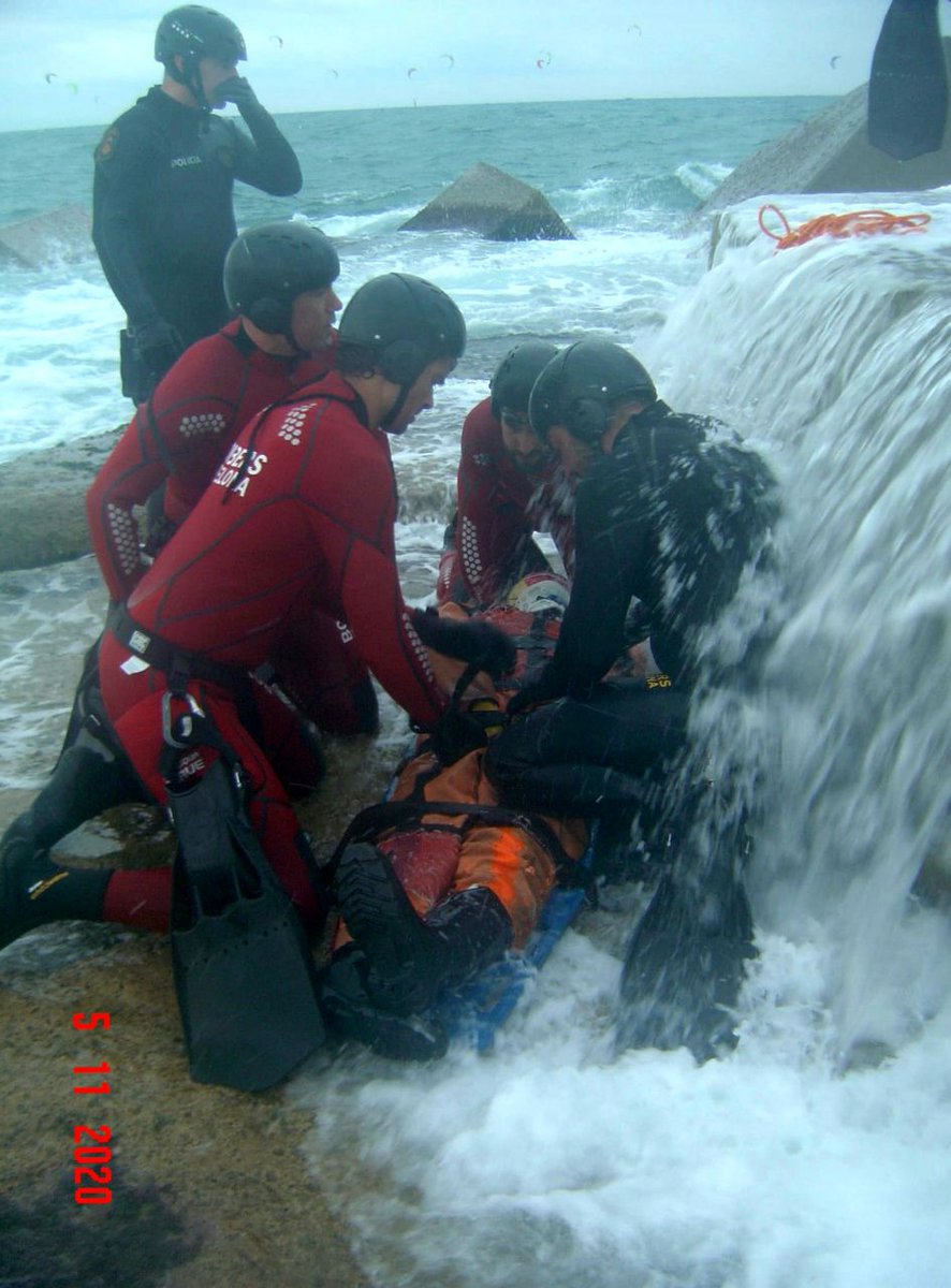 BCN_Bombers's tweet photo. 🌊 Els companys del Grup de Salvament Aquàtic dels #BombersBCN han realitzat un curs de socorrisme aquàtic impartit pels @mossos, un curs d'actualització que fem periòdicament per estar preparats per fer tasques de rescat a l'aigua. https://t.co/WLHDHpkbNJ