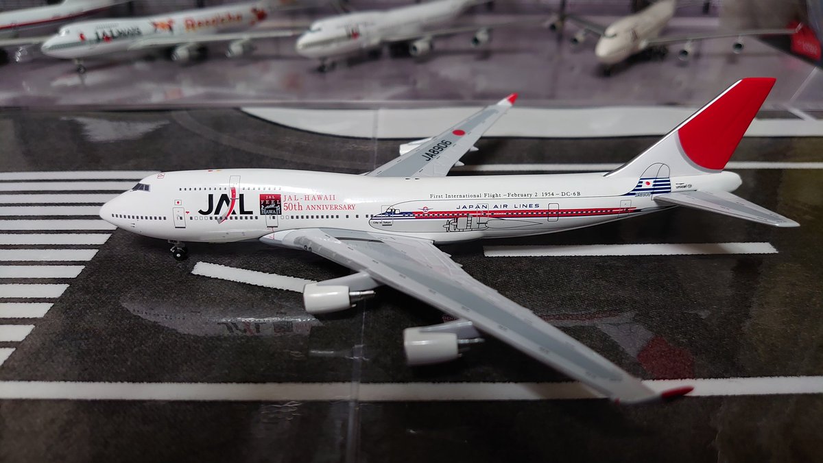 Q4whnB2wKK2hczZ's tweet photo. 今宵の
#ジタク・オヘヤ空港 乗入れ機は
#JAL #日本航空
ハワイ就航50周年記念塗装の
#ボーイング747 です。
就航当時の #DC6B の機体イラストが描かれています。
フラッグシップのジャンボなので記念塗装が多かったですね。 https://t.co/XgGPk4bMY0