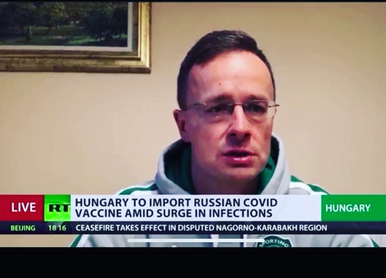 Cortina_Verde's tweet photo. Ministro dos Negócios Estrangeiros Húngaro em directo na estação TV #rtrussian TV com um Hoddie do @sportingclubedeportugal 😉 Um clube além fronteiras.👏🌐 #SportingCP #ondaverde https://t.co/0pGY0rgalb