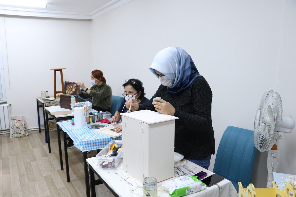 Beykoz_Bld's tweet photo. Beykozlu kadınlar Sanat ve Eğitim Merkezimizdeki kurslara büyük ilgi gösteriyor.
Ahşap boyama kursumuz maskeli ve mesafeli bir şekilde devam ediyor.👍
#beykozçokgüzel #BEYSEM https://t.co/80Y8RMXlSk