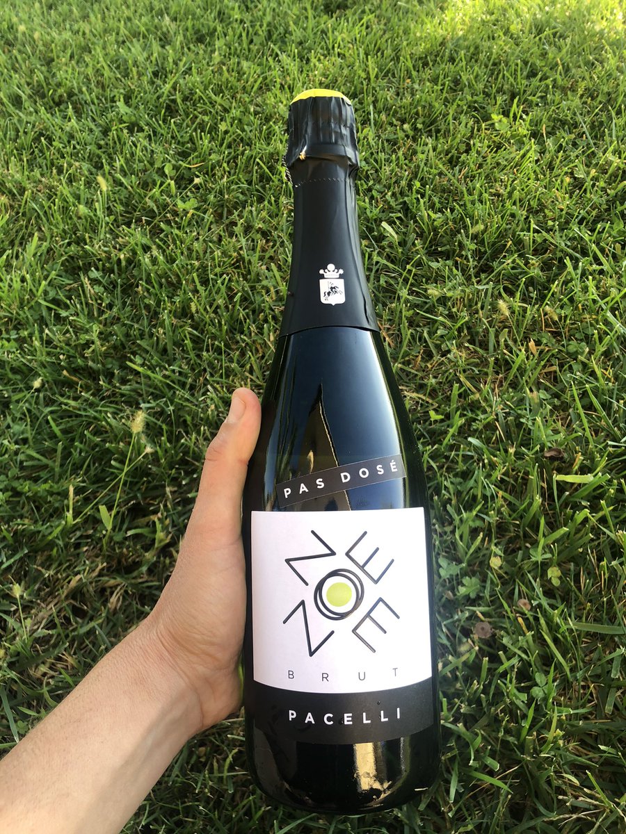 tenutepacelli's tweet photo. Il nuovo Zoe è arrivato! Disponibile, oltre al Brut, anche il Pas Dosé. Millesimato 2016, affinato 50 mesi sui lieviti.
🍾🍾🍾
#zoemetodoclassico #spumanteitaliano #riesling #rieslingincalabria #brut #pasdose https://t.co/B7fJqVBX8R