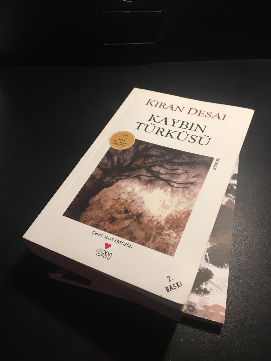 Zaman beni yaşıyor.
Gölgemden de sessiz,gözü azametle doymak bilmeyen kalabalığın arasından geçiyorum. 
Jorge Luis Burges’in şiiriyle başlıyor kitap. Bu bile en baştan yükselmenize yeterli.