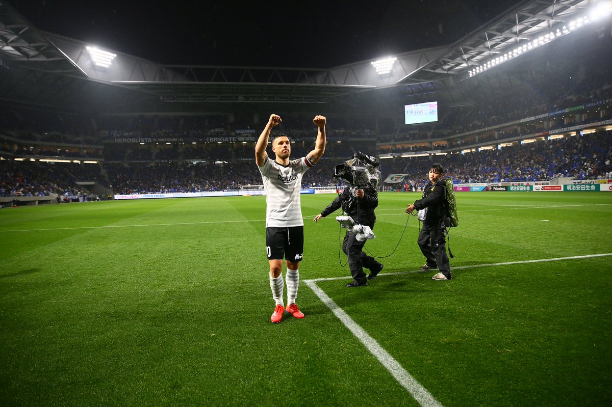 Podolski10's tweet photo. Head up #VisselKobe 💪🏻👊🏻 #Gambate https://t.co/6VfQszDlkW