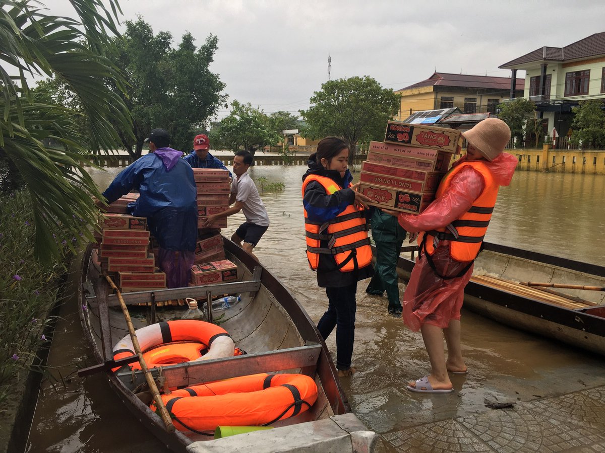 WorldVisionDe's tweet photo. Schon wieder: Ein Taifun nähert sich den #Philippinen. Tropensturm #Vacom folgt auf #Goni. World Vision sorgt sich besonders um die Familien, die schon beim ersten Sturm alles verloren haben und ist weiter im Einsatz. https://t.co/UAoqzon6EA