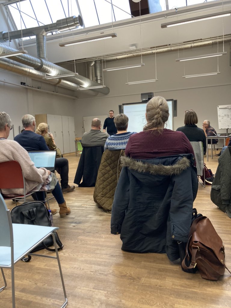 MaddyTizar's tweet photo. Skoleledelsesmøde med fremlæggelse:leder af Ungecentret Jesper Aaskov. Imponeret over Ungecentret, der følger elever gennem hele folkeskolen og hele vejen igennem uddannelsessystemet - også efter at eleven fylder 18 år #sonderborg #udsigtiverdensklasse #uddannelse @sonkommune https://t.co/SmcvVmCSCk