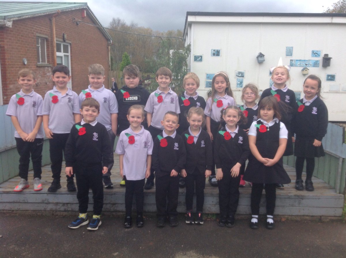 BroBanw's tweet photo. Dyma Blwyddyn 1/2 Cymraeg â'i pabïau coch...⁦@BroBanw⁩ #banwcymraeg https://t.co/4PVp1XszAR