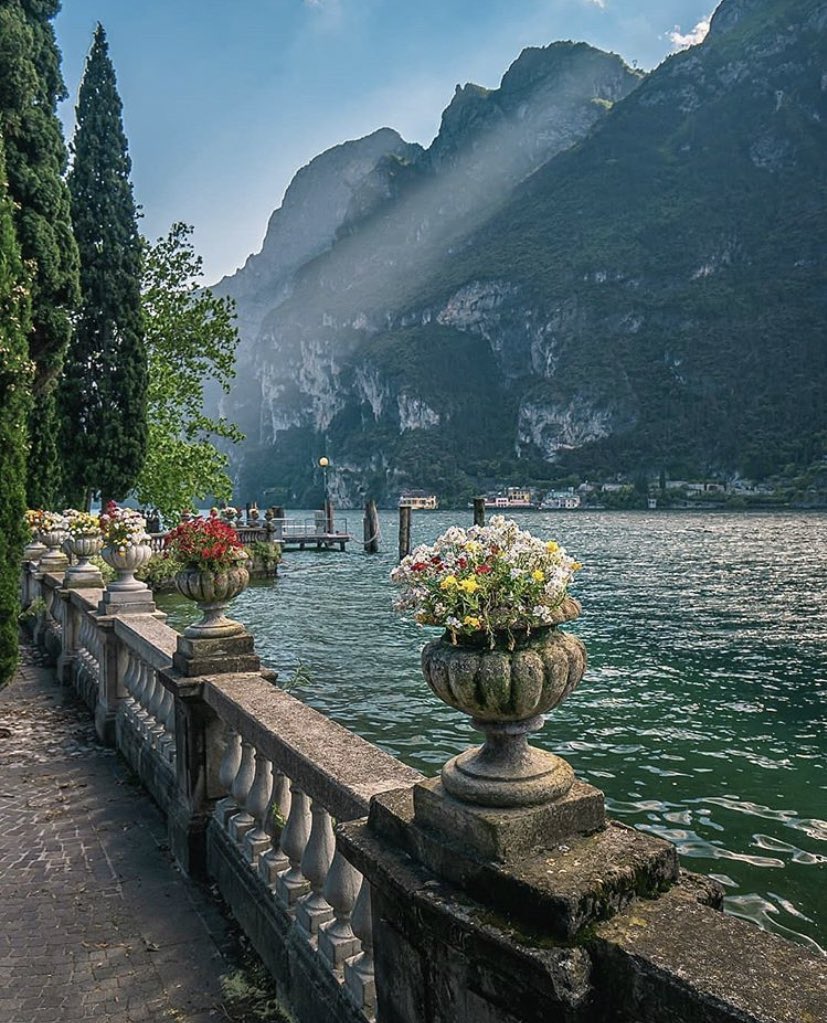 INTERIORPORN1's tweet photo. Lake Como, Italy 🇮🇹 https://t.co/wkQaMw6ria