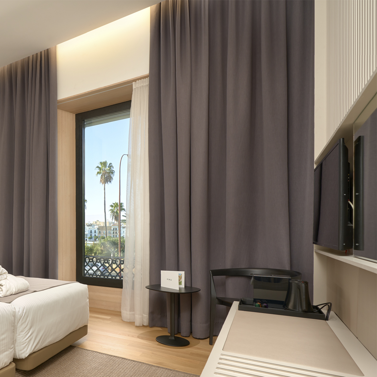 No, no estás viendo una revista📰 ni el fotograma de ninguna película🎞.⁣
⁣
Lo que estás viendo es el confort😌, la elegancia👌 y el lujo✨ de las habitaciones de 📍Hotel Kivir.⁣
⁣
Y muy pronto podrás volver a disfrutarlas. 😉