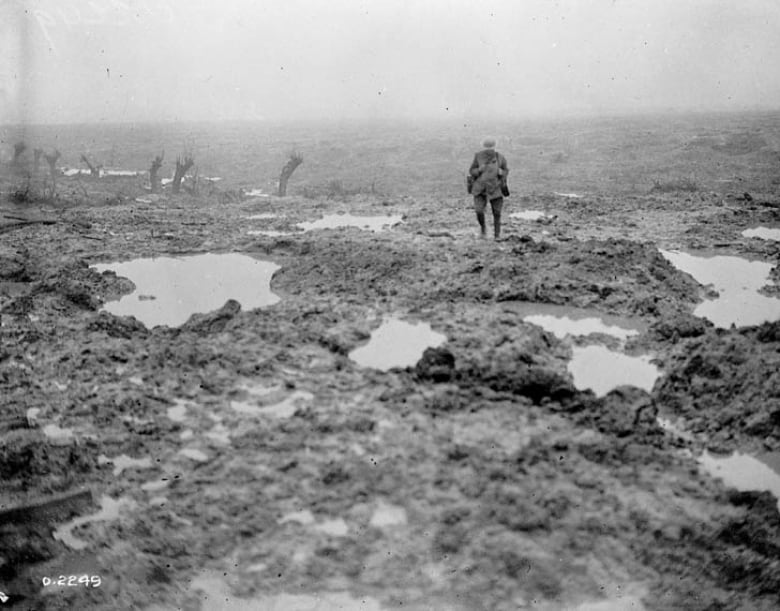 boldamericanpod's tweet photo. #ZBHistory: 1918-At the 11th hour, on the 11th day, of the 11th month, World War I comes to an end.

The Great War left 9 million soldiers dead and 21 million wounded and its impact is still felt today. https://t.co/XPClYpAJvf