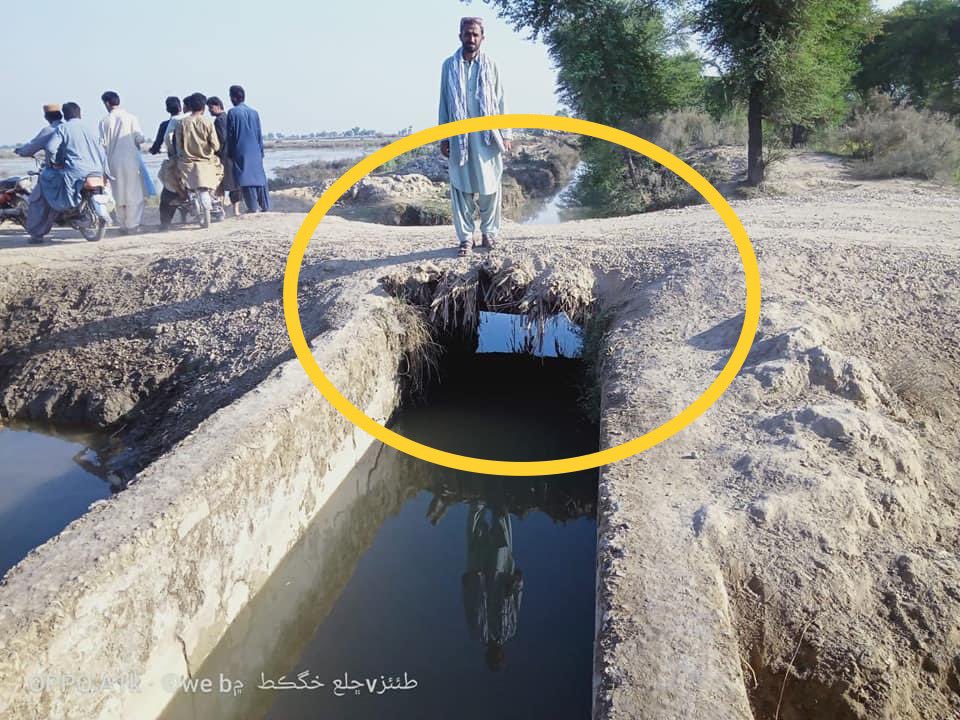 imtiazchandyo's tweet image. حکومت سندھ کی یورپی یونین کے تعاون سے تعمیر کی گئی دنیا کی جدید ترین پل، جس پر تقریبن 12 لاکھ روپے خرچ کئے گئے۔یہ پل تین بڑے گوٹھوں کو جوڑتا ہے۔ 

الحمداللہ سندھ حکومت نے ہر چور چکاری میں اپنی مثال آپ رہی ہے۔مگر اس کام تو دو نمبر این جی او کو بھی شامل رکھا ہے۔
ضلع قمبر شہدادکوٹ،