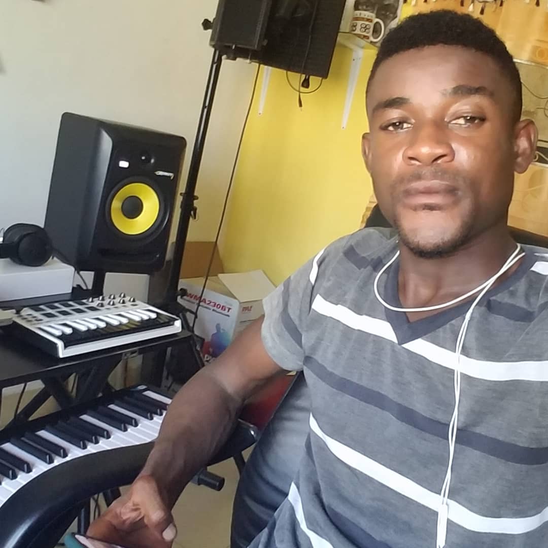 3_ayaq's tweet photo. KwakuLyfe Edmond, Hitbeatz GhHit,  and Myself . Who should produce my upcoming Hit .I really need your contribution. Please leave your comments. https://t.co/xc5f8EuRQF