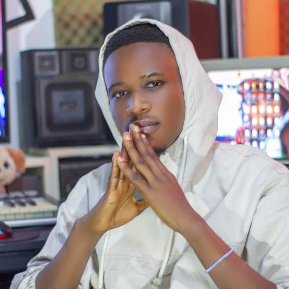 3_ayaq's tweet photo. KwakuLyfe Edmond, Hitbeatz GhHit,  and Myself . Who should produce my upcoming Hit .I really need your contribution. Please leave your comments. https://t.co/xc5f8EuRQF