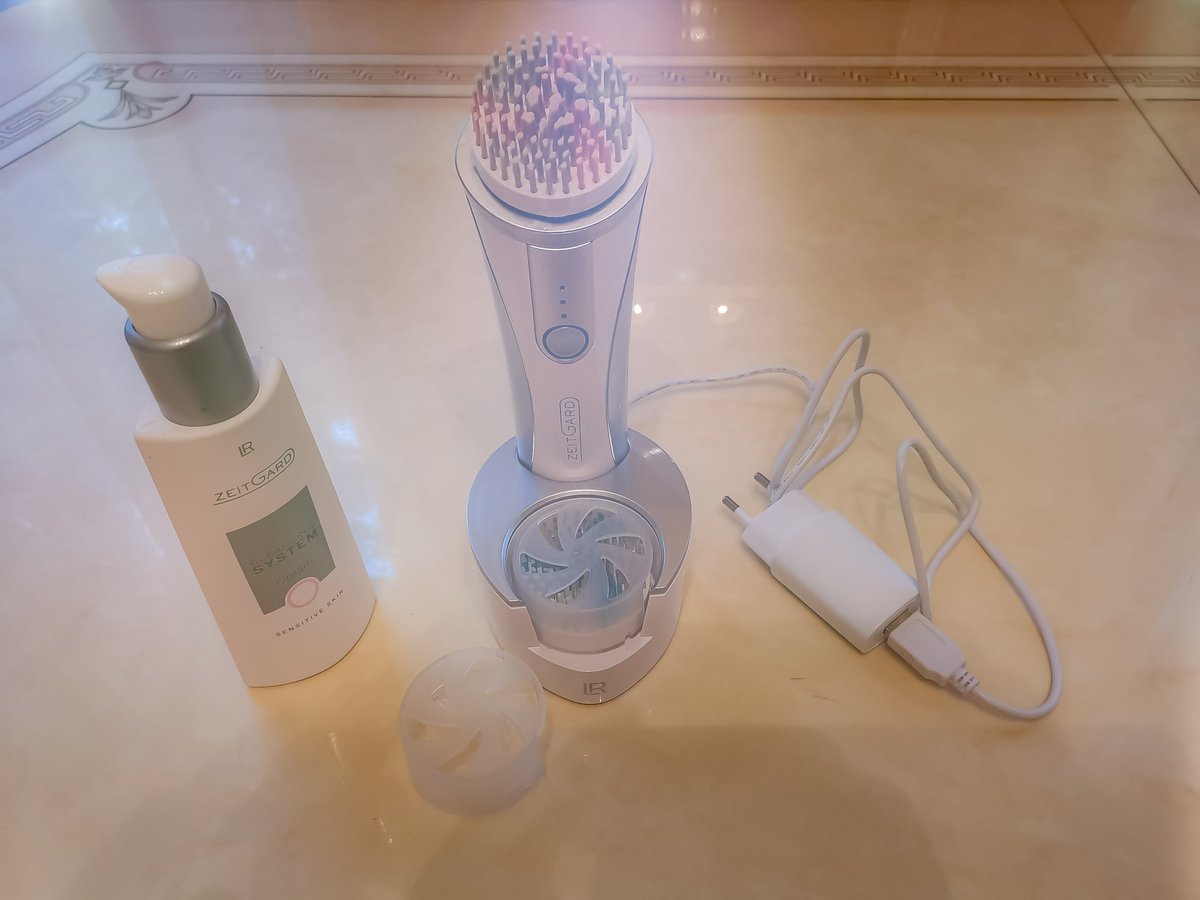 Stephaniedu92's tweet photo. Brosse nettoyante visage pour peaux sensibles (rose) et peaux normales (bleue) #brossevisage #prendresoindesoi #beaute #microsilver #particules #amelioration #reduitlesboutons #pores #oscillation #longuedureedecharge #gelnettoyant #cremenettoyante #douceur #antibacteries https://t.co/pwbJ3vLkha