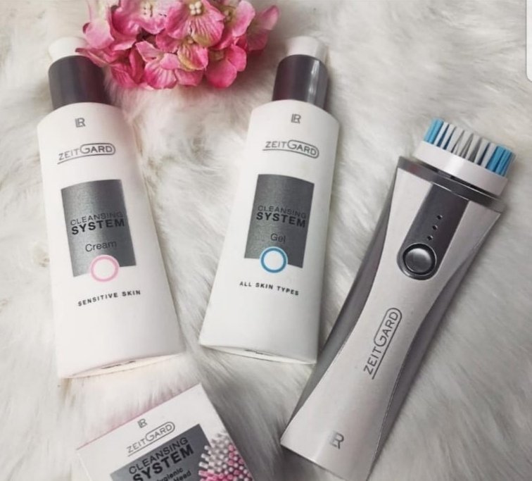 Stephaniedu92's tweet photo. Brosse nettoyante visage pour peaux sensibles (rose) et peaux normales (bleue) #brossevisage #prendresoindesoi #beaute #microsilver #particules #amelioration #reduitlesboutons #pores #oscillation #longuedureedecharge #gelnettoyant #cremenettoyante #douceur #antibacteries https://t.co/pwbJ3vLkha
